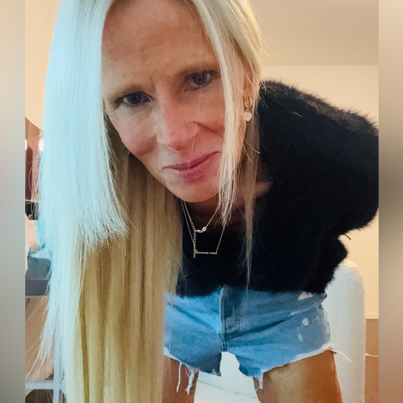 Meet your Posher, Christine. Lover of Brands, ALL things T&Co. & clothing! - Picture 1 of 16